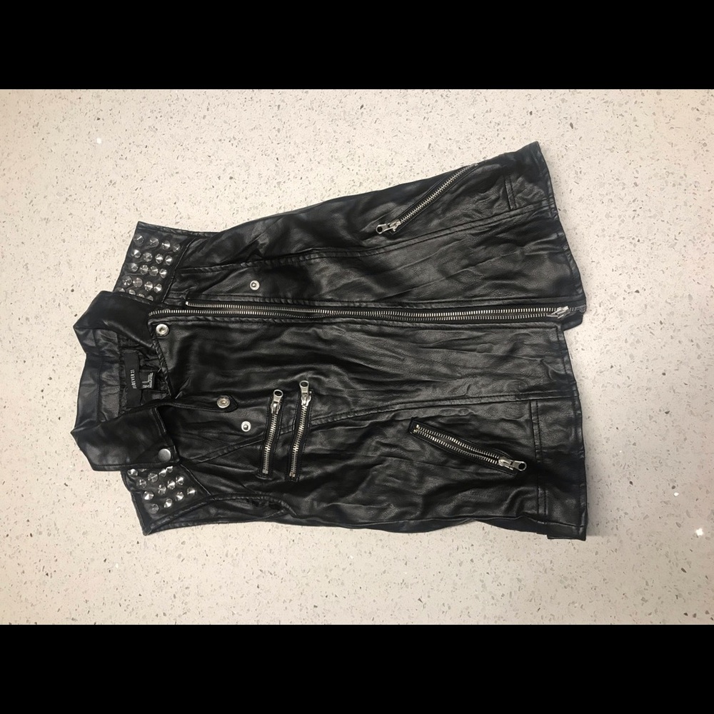 Black & Sliver Faux Leather Vest 🤘🏽